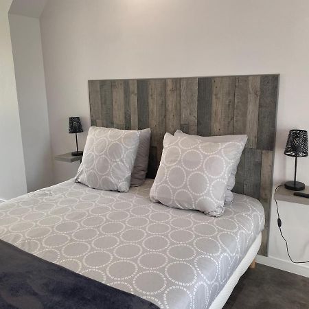 Aux Charmes Bed & Breakfast Isques Bagian luar foto