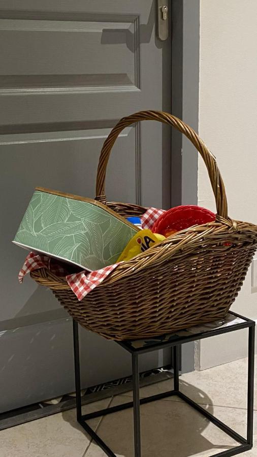 Aux Charmes Bed & Breakfast Isques Bagian luar foto