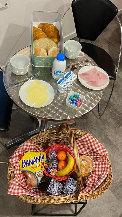 Aux Charmes Bed & Breakfast Isques Bagian luar foto