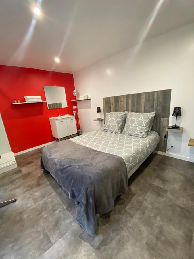 Aux Charmes Bed & Breakfast Isques Bagian luar foto
