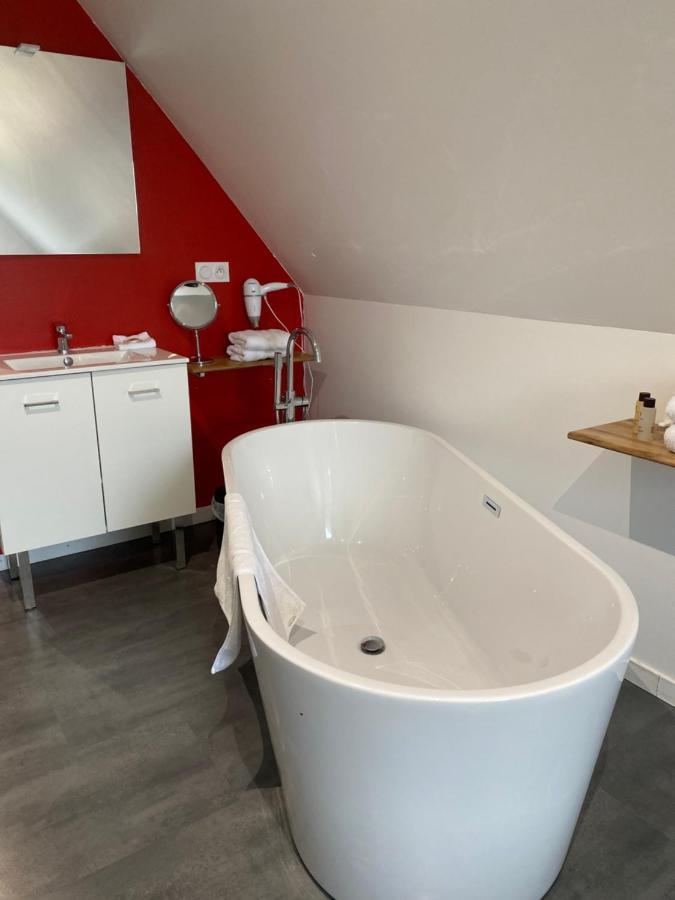 Aux Charmes Bed & Breakfast Isques Bagian luar foto