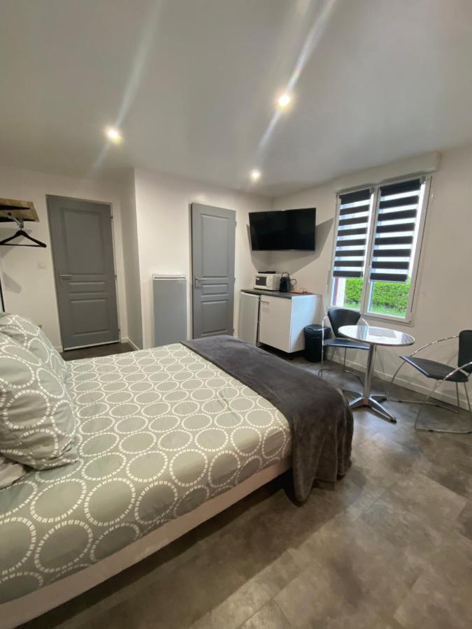 Aux Charmes Bed & Breakfast Isques Bagian luar foto