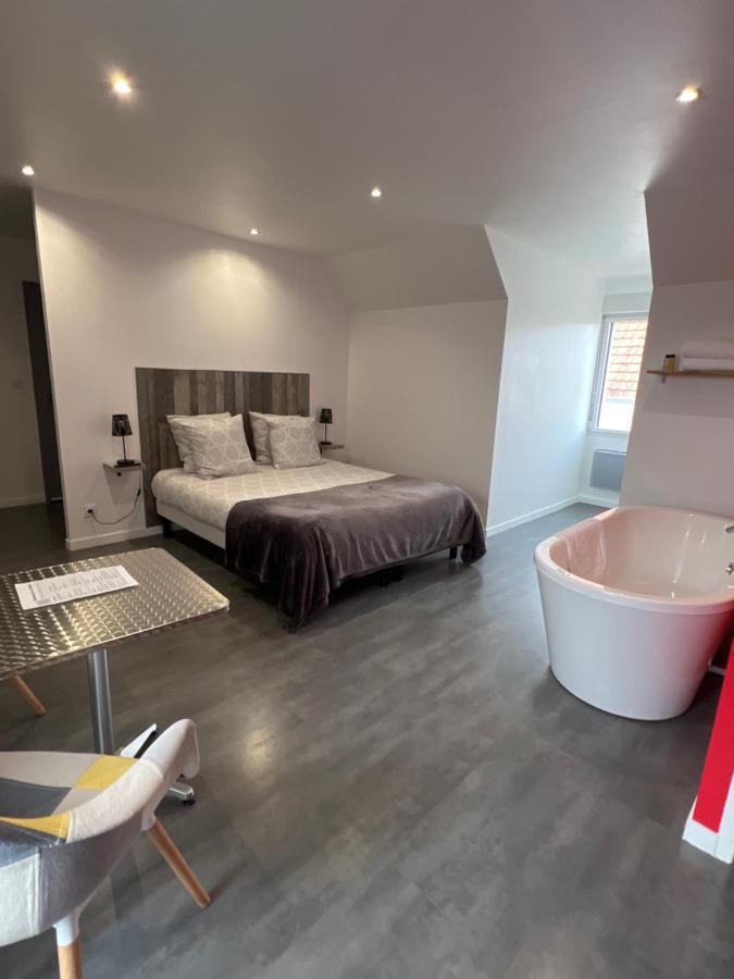 Aux Charmes Bed & Breakfast Isques Bagian luar foto