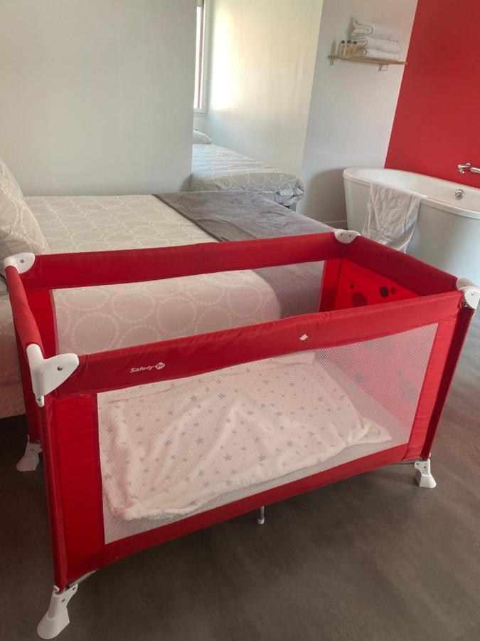 Aux Charmes Bed & Breakfast Isques Bagian luar foto