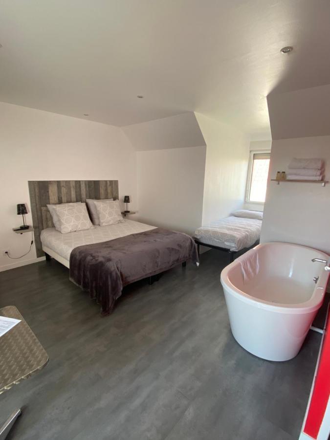 Aux Charmes Bed & Breakfast Isques Bagian luar foto