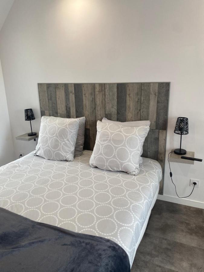 Aux Charmes Bed & Breakfast Isques Bagian luar foto
