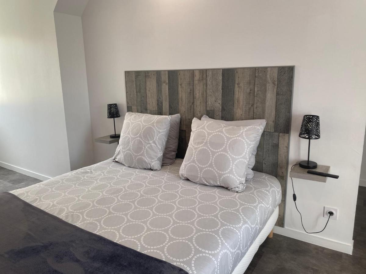 Aux Charmes Bed & Breakfast Isques Bagian luar foto