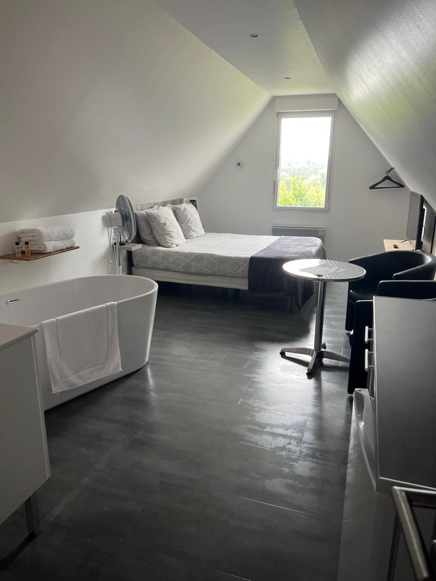 Aux Charmes Bed & Breakfast Isques Bagian luar foto