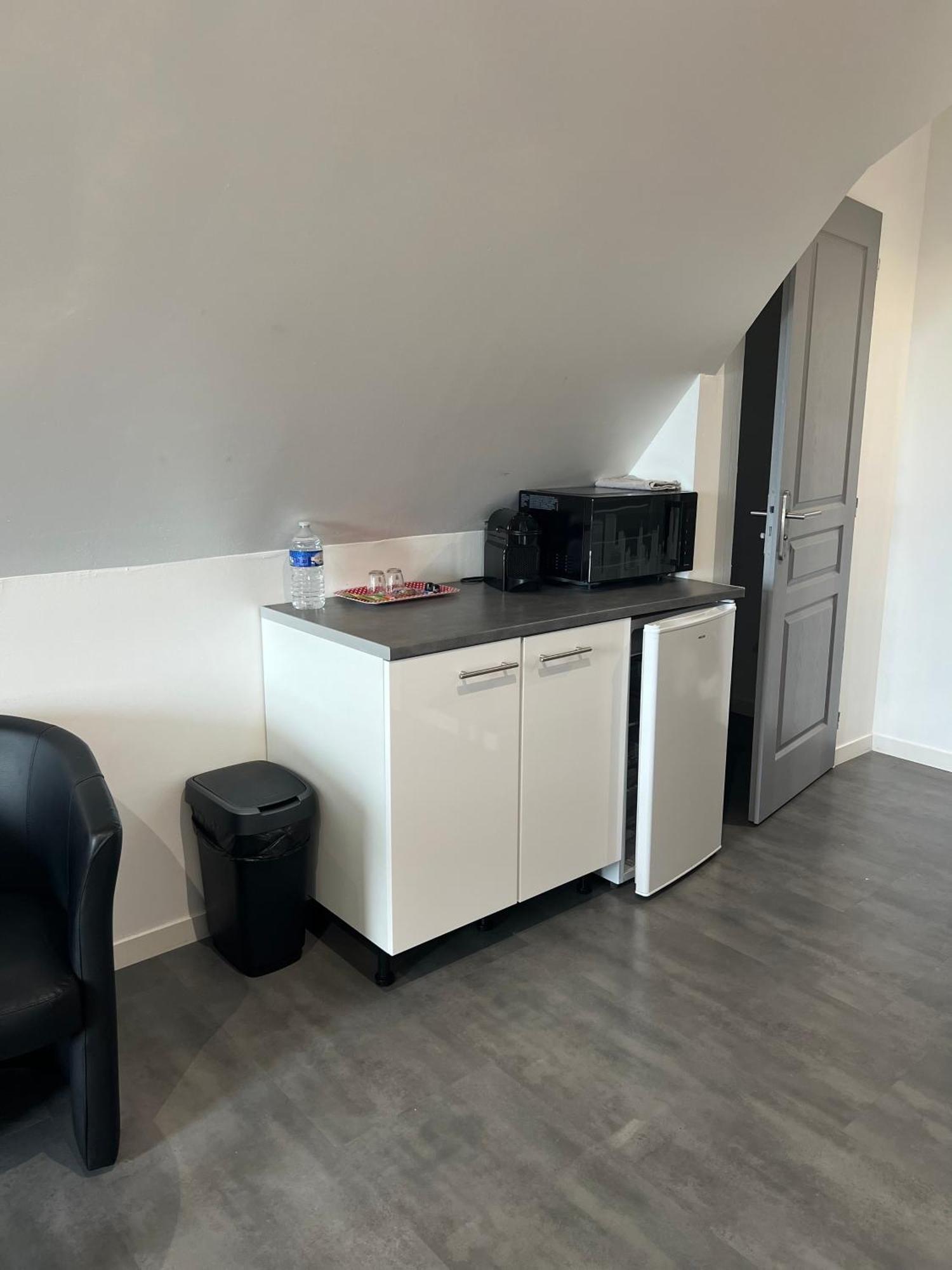 Aux Charmes Bed & Breakfast Isques Bagian luar foto