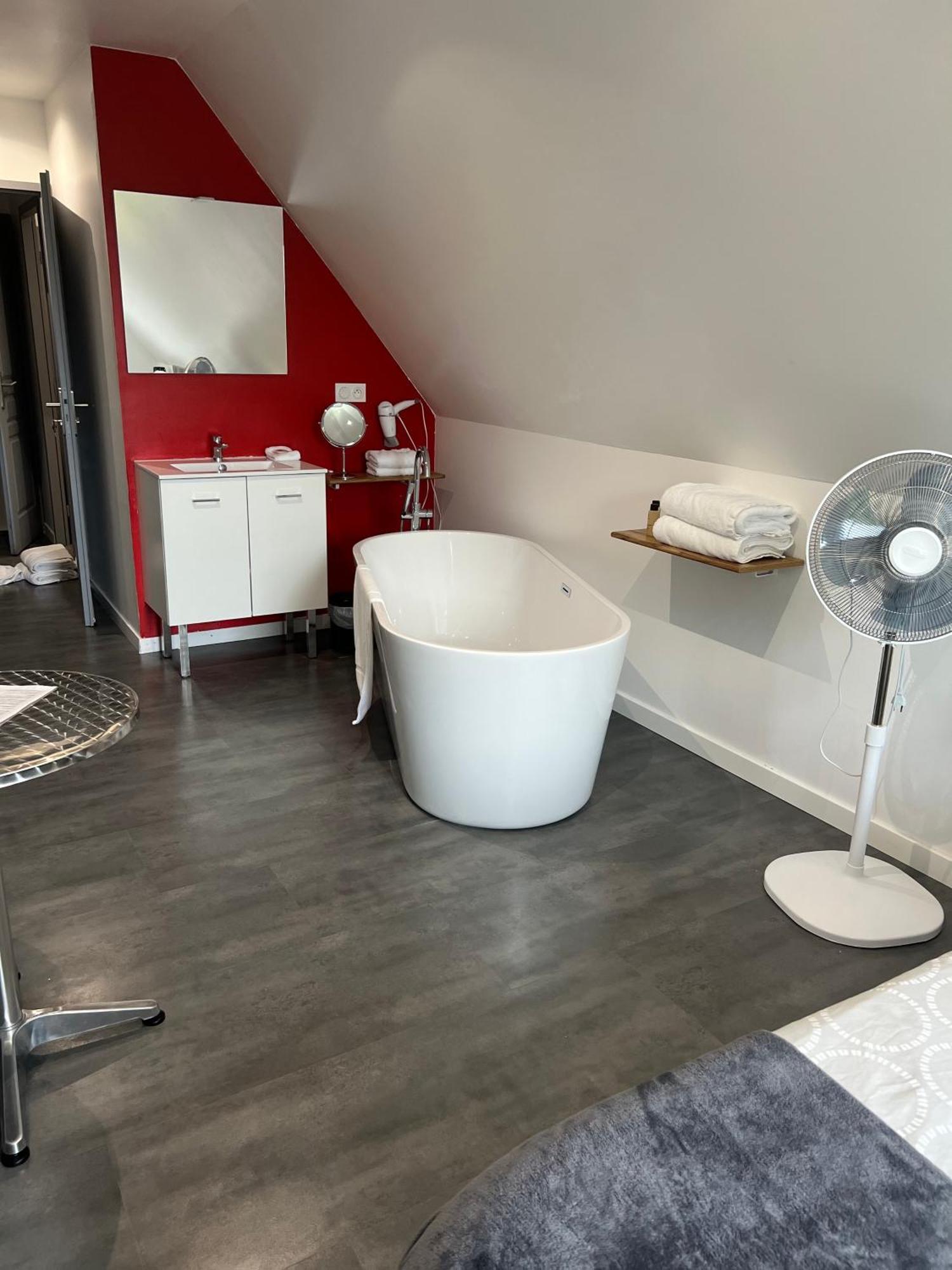 Aux Charmes Bed & Breakfast Isques Bagian luar foto