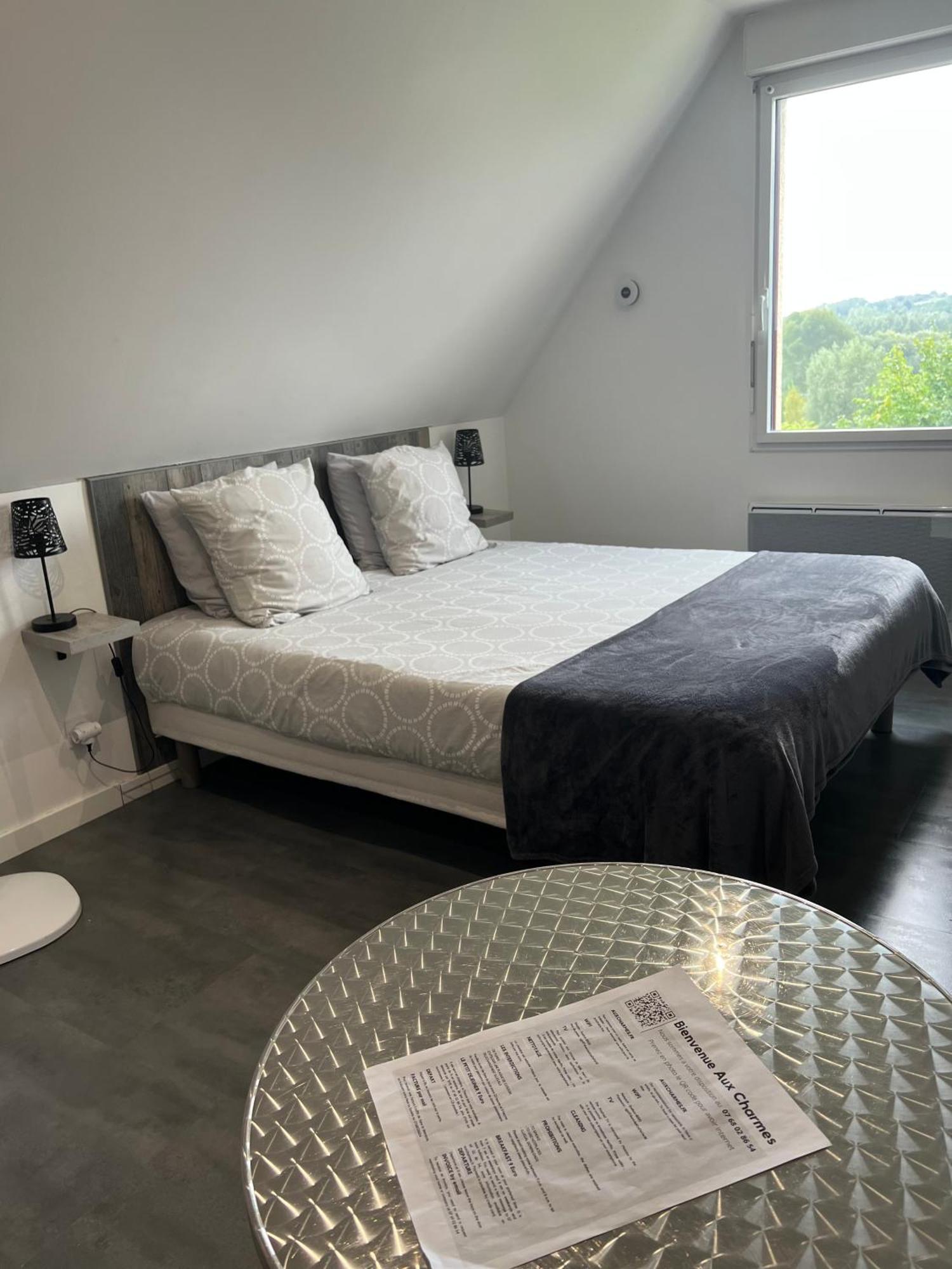 Aux Charmes Bed & Breakfast Isques Bagian luar foto
