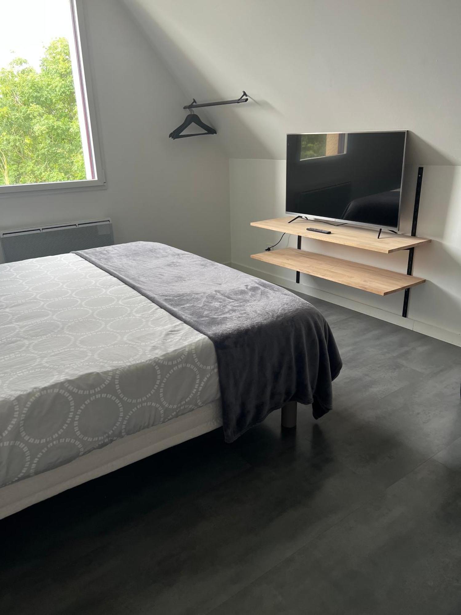 Aux Charmes Bed & Breakfast Isques Bagian luar foto