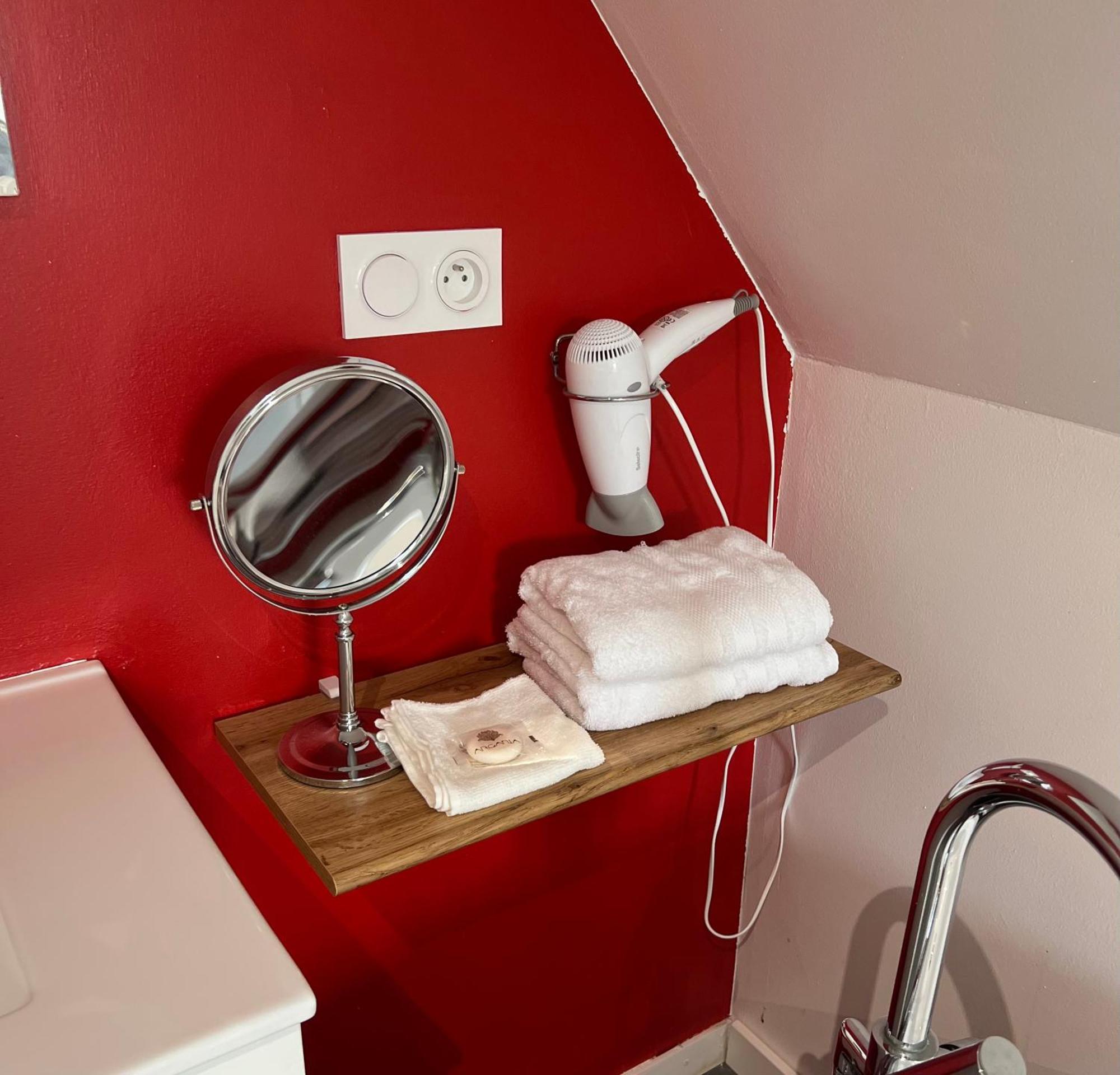 Aux Charmes Bed & Breakfast Isques Bagian luar foto